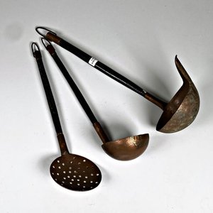 Lote siguiente: Juego de 3 Utensilios de Cocina Antiguos de Cobre: Cucharones y Espumadera