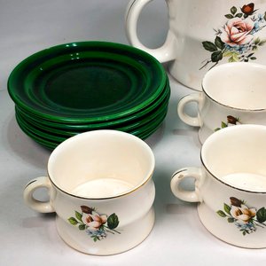 Juego de Porcelana Blanca con Flores y Verde: Tetera, Lechera, Azucarero, Tazas y Platitos - imagen 3