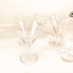 Set de 7 Copas Talladas y Coctelera Metálica con Jarra de Cristal - imagen 3
