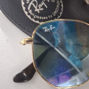 Anteojos de Sol Ray-Ban Hexagonal Dorados con Estuche - imagen 2