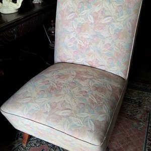 Elegante Butaca Tapizada Floral con Patas de Madera - imagen 2
