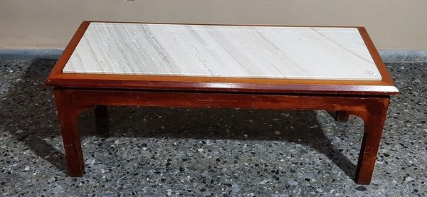 Mesa de Living Rectangular con Tapa de Mármol y Estructura de Madera