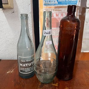 Lote siguiente: Lote de 3 Botellas Antiguas de Vidrio
