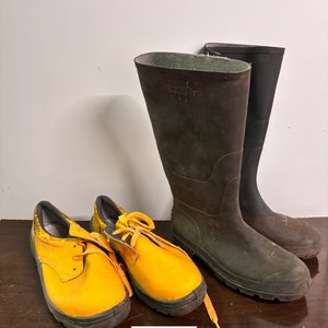 Zapatos de Trabajo Amarillos y Botas de Goma Negras - imagen 2