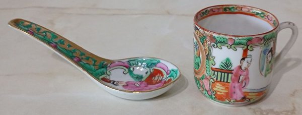 Piezas de porcelana decoradas: cuchara y pocillo de café - imagen 2
