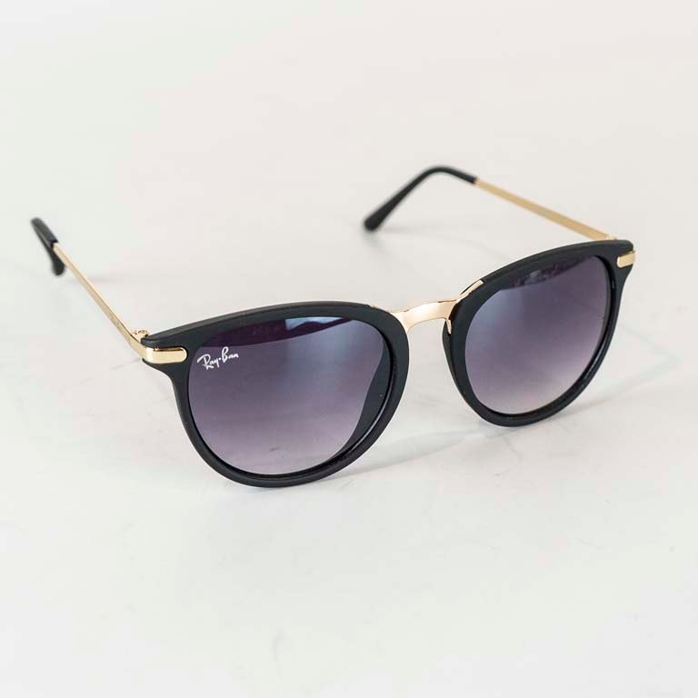 Lote siguiente: Lentes de sol Ray Ban negras con detalles en oro