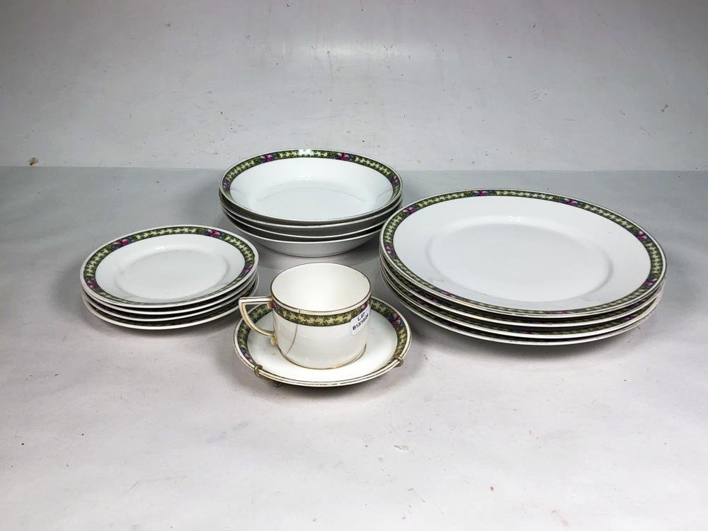 Trece Platos y Taza de Porcelana Bavaria con Guarda Verde