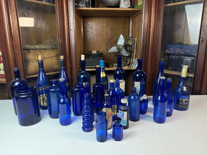 Lote siguiente: Colección de botellas y vasos de vidrio azul