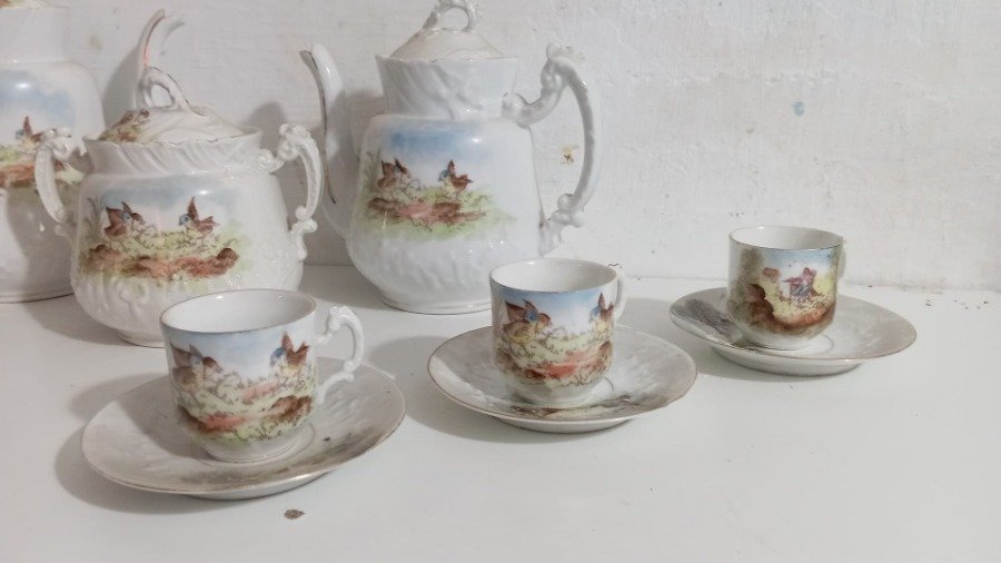 Juego de té de porcelana antigua con motivos decorativos rurales - imagen 4