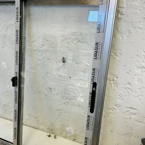 Lote #029 – Ventana de aluminio dos hojas corredizas – 130x130cm - imagen 2