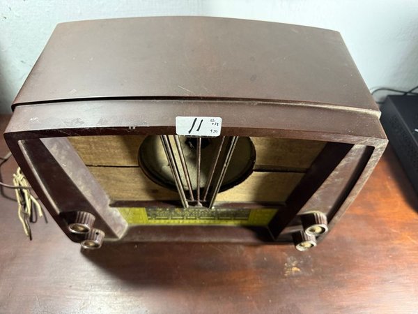 Antigua radio a válvulas marca Lyon Española - Equipos electrónicos - imagen 1
