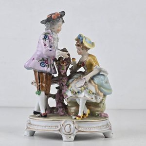 Figura Decorativa Victoriana de Porcelana: Pareja Galante con Flores - imagen 2