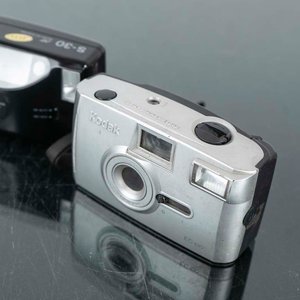 Lote de 3 Cámaras Fotográficas: 2 Kodak y 1 Ricoh - imagen 2