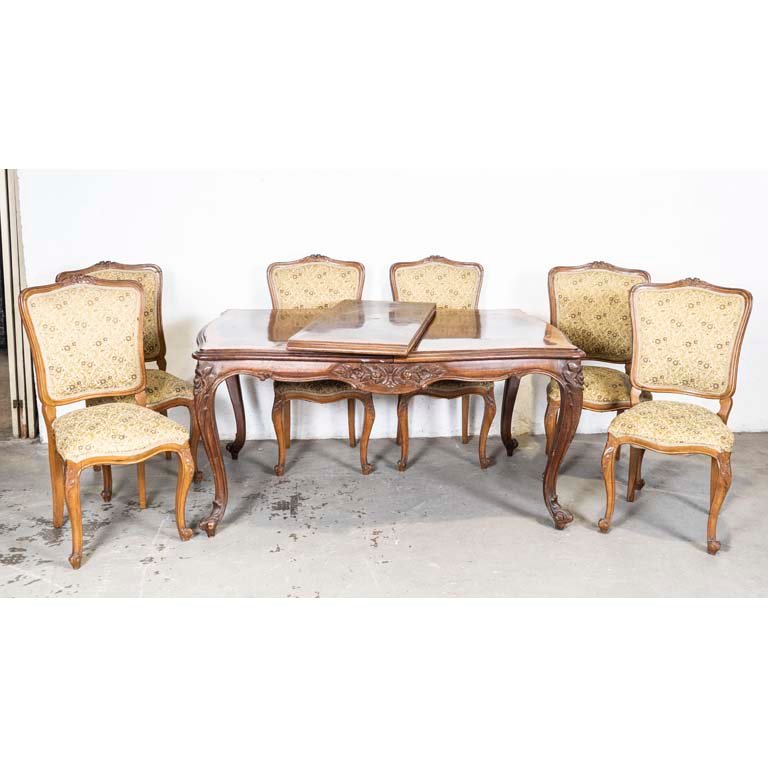 Lote siguiente: Mesa de comedor Luis XV estilo con sillas tapizadas