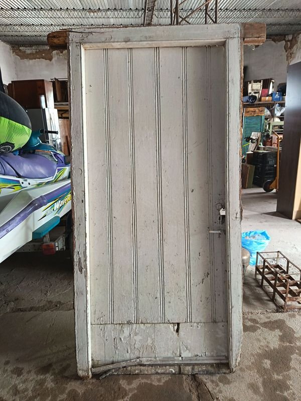 Puerta de Madera Antigua con Marco y Cerradura
