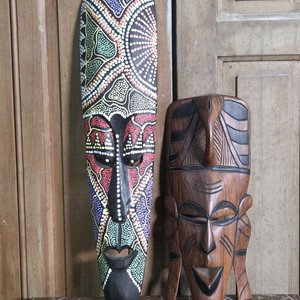 Dos Máscaras Étnicas de Madera Decorativas - imagen 1