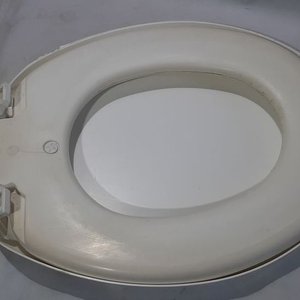 Tapa de Inodoro Blanca con Bisagras - imagen 3