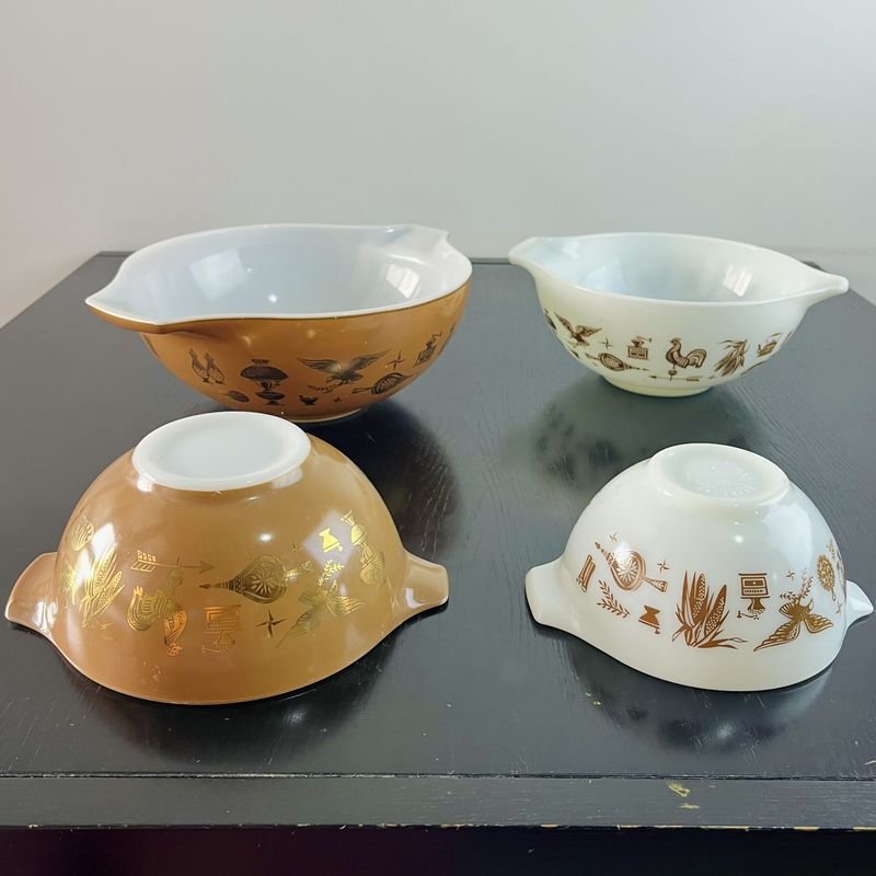 Lote siguiente: Vajillas de Pyrex hechas en USA con diseños opalinados