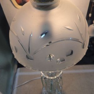 Lámpara de Mesa de Cristal Tallado con Dos Luces y Tulipa Esmerilada - imagen 5