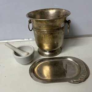 Lote siguiente: Champagnera y Bandeja Metálica con Mortero de Mármol Blanco