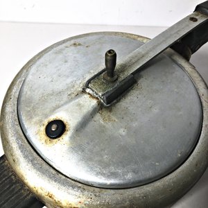 Dos Ollas de Aluminio: Una a Presión (sin válvula) y Otra Común - imagen 2