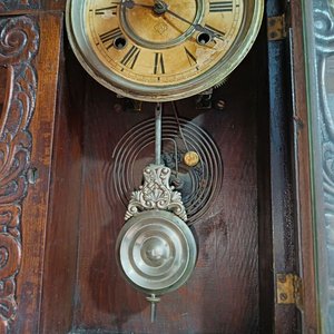 Reloj de Pared Antiguo con Péndulo y Caja Tallada - imagen 2