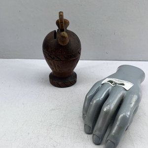 Alcancía de Madera Estilo Botijo con Grabados - imagen 4