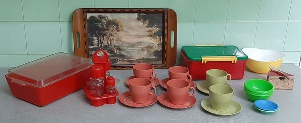 Bandeja de Madera con Paisaje, 6 Tazas y Platos de Melamina, Quesera, Condimentero y Recipientes Plásticos - imagen 1