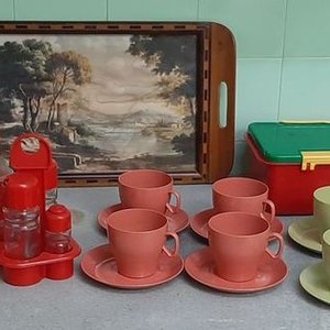 Bandeja de Madera con Paisaje, 6 Tazas y Platos de Melamina, Quesera, Condimentero y Recipientes Plásticos - imagen 1