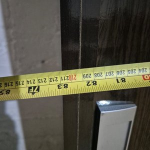 Ropero de Madera Oscura con Tres Puertas Corredizas y Espejo Central - imagen 8