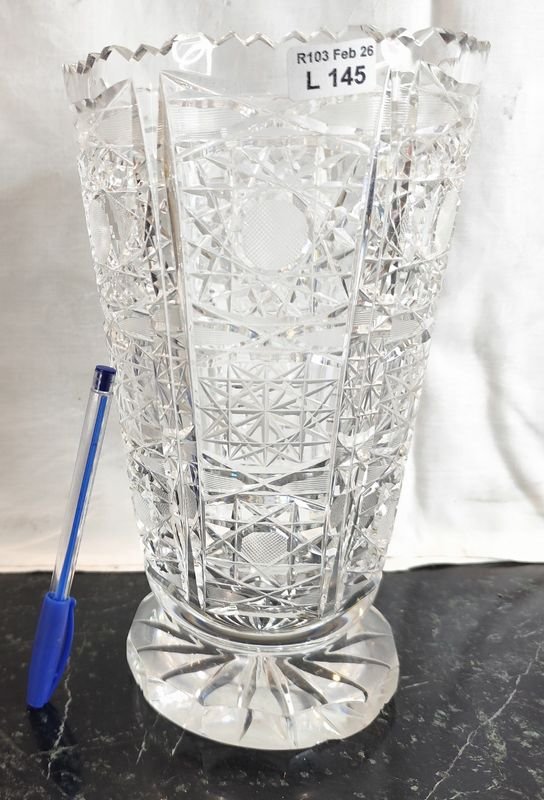 Gran florero de cristal tallado con detalles en la base - imagen 1