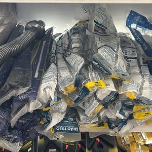 Lote siguiente: Lote de Tubos Flexibles y Accesorios para Plomería