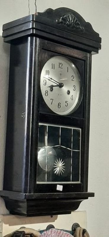 Reloj de pared madera con pendulo funcionando - imagen 2