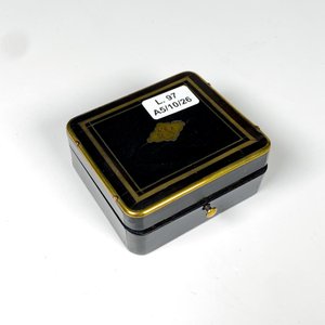 Lote siguiente: Caja en madera y bronce, para sellos 8 x 7 cm