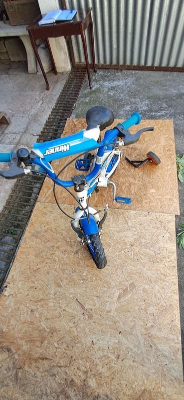 Bicicleta de niño con rueditas en mal estado - imagen 3