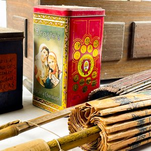 Cofre de Madera con Sombrillas y Latas Decorativas - imagen 2