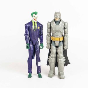 Lote siguiente: 2 muñecos articulados El Guasón y Batman  - Medidas: alto 29cm