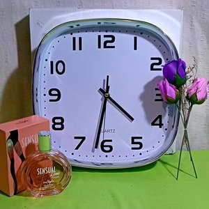 Lote anterior: Reloj de Pared Cuadrado con Flores y Perfume "Sensual Love"