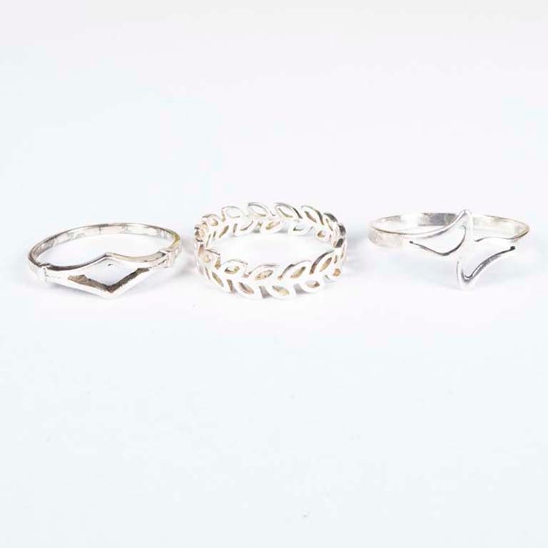 Anillos de plata en diferentes tamaños y diseños