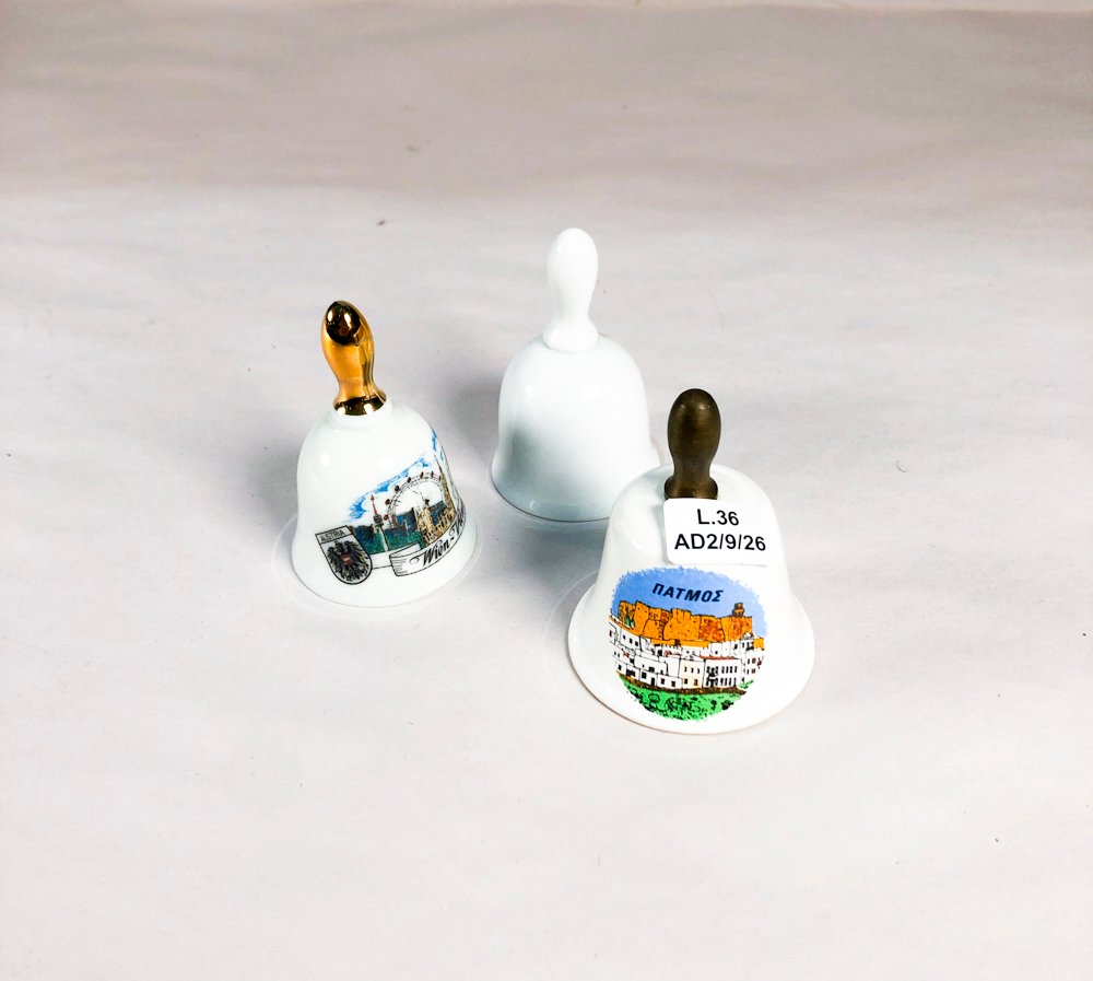 Tres Campanas Coleccionables de Loza con Diseños de Ciudades