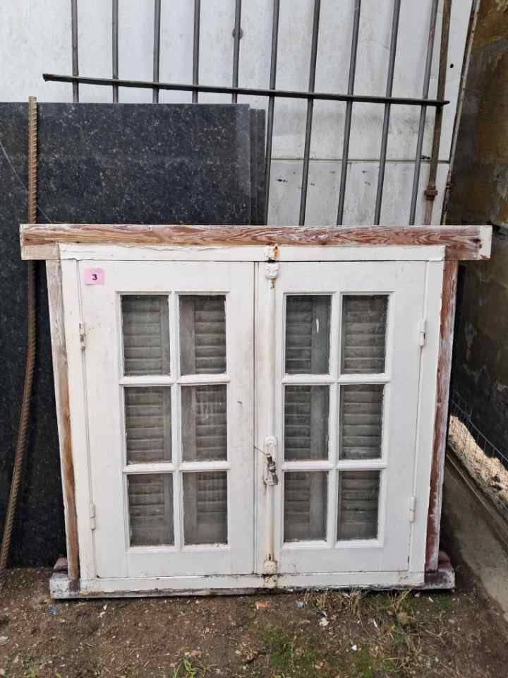 Ventanas Antiguas de Madera con Vidrios Repartidos