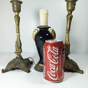 Antiguos Candelabros de Bronce y Lámpara de Porcelana con Escena - imagen 2