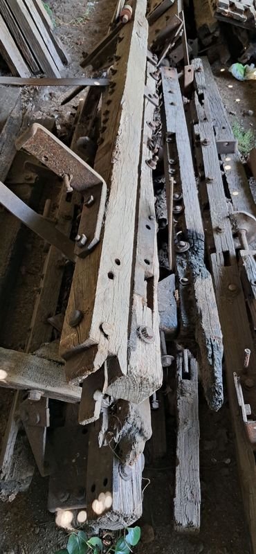 Lote de tirantes de vagón de tren en mal estado - imagen 3