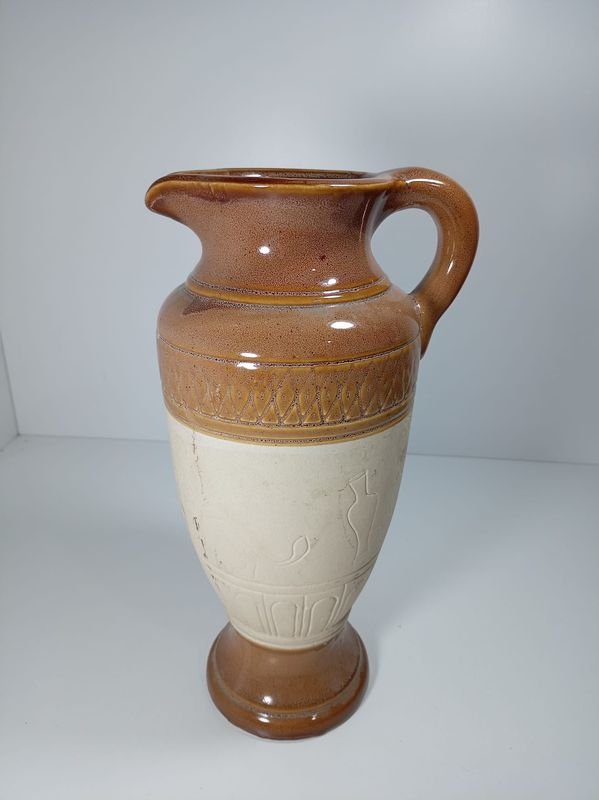 Jarra Antigua de Cerámica Decorativa Beige y Marrón con Figuras - imagen 1