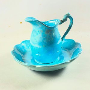 Dos piezas en ceramica celeste, centro borde ondulado de 28 y jarra de 17 cm - imagen 1