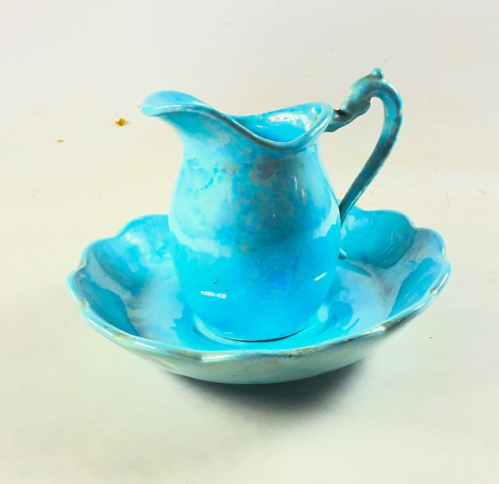 Dos piezas en ceramica celeste, centro borde ondulado de 28 y jarra de 17 cm