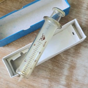 Lote anterior: Caja con 12 Jeringas de Vidrio "All Glass Syringe" 20ml