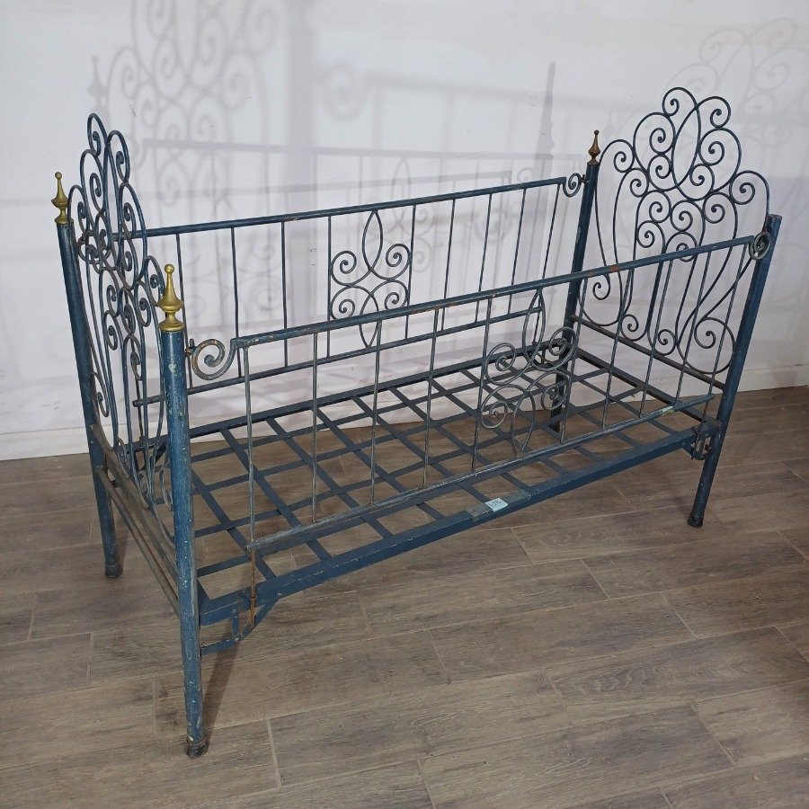 Lote siguiente: Antigua cuna en hierro con diseño de scrollwork