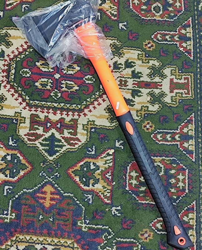 Hacha de Montear con Cabo de Fibra Naranja y Negro, 70 cm de Largo Total