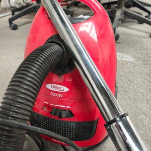 Aspiradora Eléctrica Roja Dikler 2000W con Manguera y Tubo Metálico - imagen 2